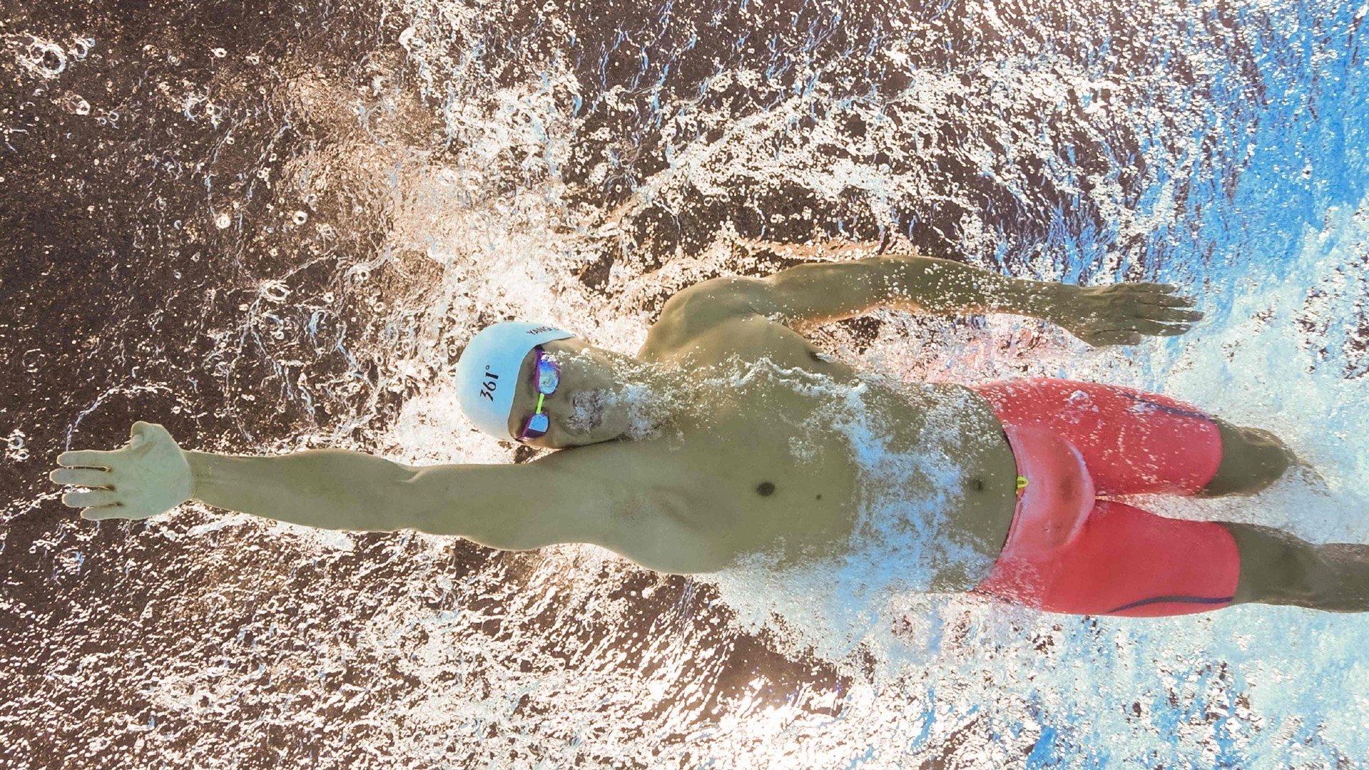 霍勒迪统治全场，太阳巅峰对决中胜出深圳队